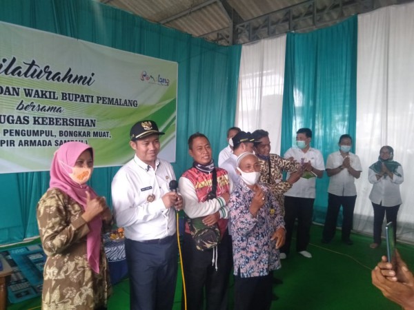 Bupati Pemalang Usulkan Kenaikan Upah Petugas Pengangkut Sampah Setara UMK