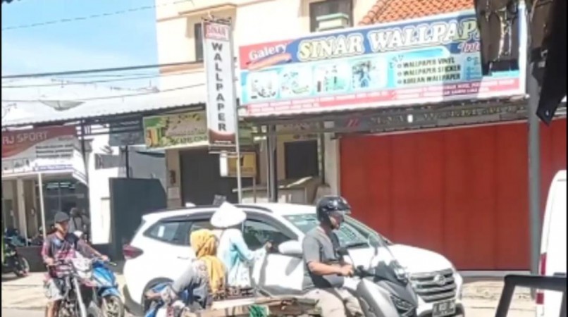 Viral di Medsos! Pengemis di Brebes Ludahi Pengendara Mobil