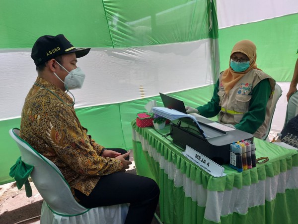 Ajak Pedagang Tidak Takut Vaksin, Bupati Agung Jalani Vaksinasi di Pasar Petarukan Pemalang