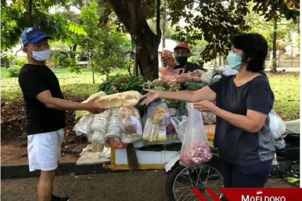 Laporannya Ditolak Polda Metro Jaya, Moeldoko Malah Terlihat Asik Beli Bawang dan Kerupuk