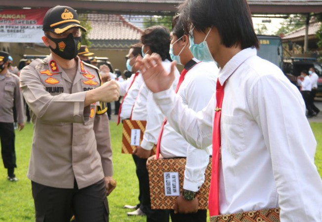 Ungkap Kasus Pencurian Truk, 10 Anggota Resmob Brebes Terima Penghargaan