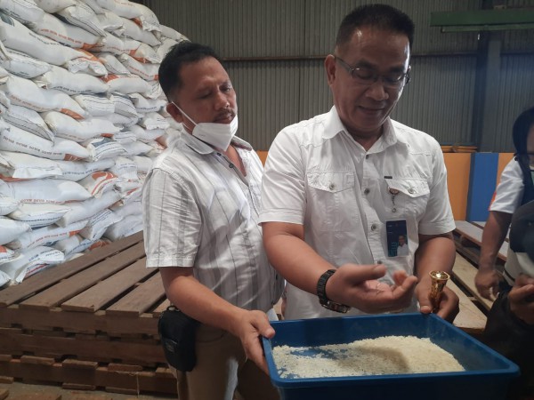 Menumpuk! 2.000 Ton Beras Sisa Impor 2018 Masih Tersimpan di Gudang Bulog