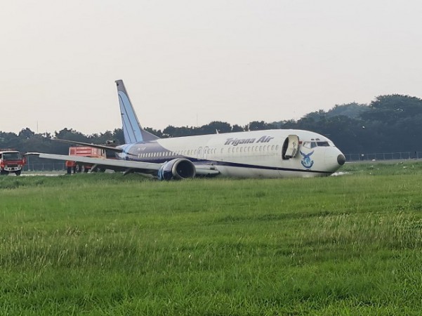 Di Bandara Halim Perdana Kusuma,  Pesawat Ini Tergelincir dan Keluar Jalur