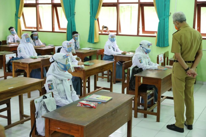 Sentil Guru Berkerumun saat Sidak Uji Coba PTM, Ganjar: Kalau Konsep, Ngomong Itu Mudah yang Sulit Implementas