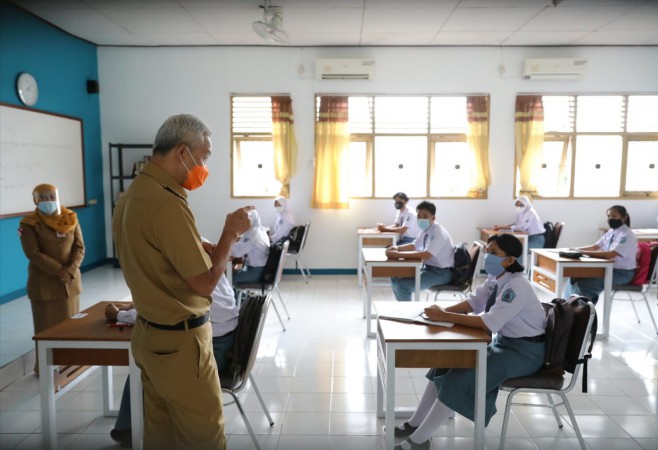 Sidak Uji Coba PTM di Ungaran, Ganjar: kan Nggak Boleh Ada Orang Tahu