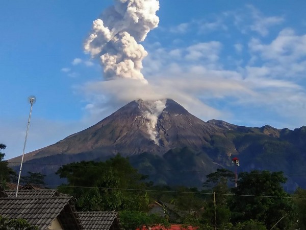 Sudah Luncurkan Tiga Kali Awan Panas Hari Ini, Status Gunung Merapi Masih Siaga