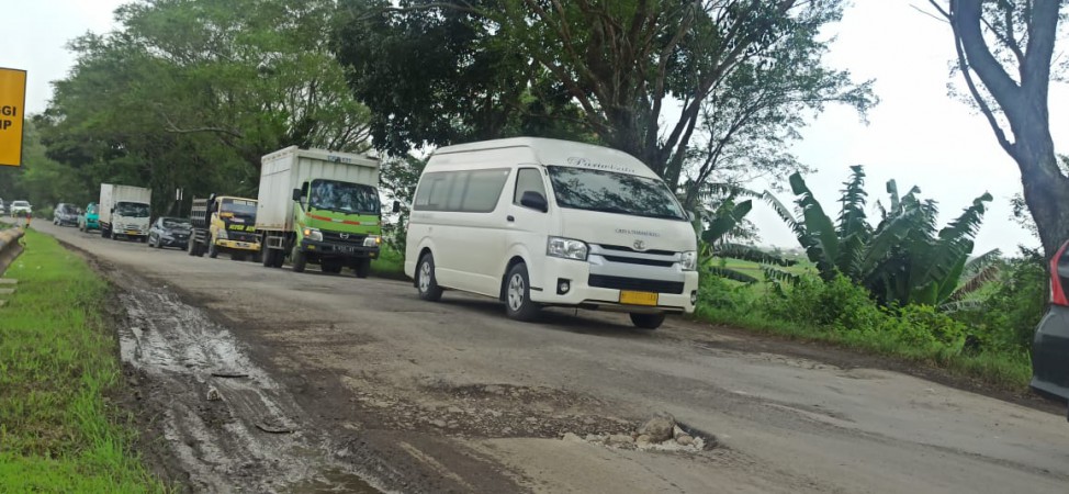 Rusak Parah, Ruas Jalan Nasional Pejagan-Prupuk Sering Terjadi Antrean Kendaraan