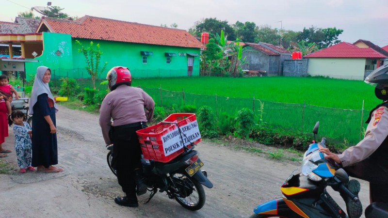 Keliling Naik Motor, Polisi di Pemalang Bagikan Nasi Padang untuk Berbuka Puasa