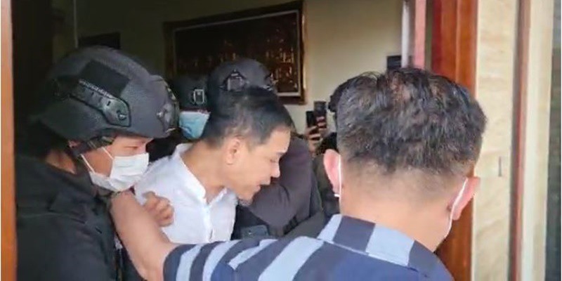 Diseret Sampai Dilarang Pakai Sandal, Begini Detik-detik Penangkapan Munarman