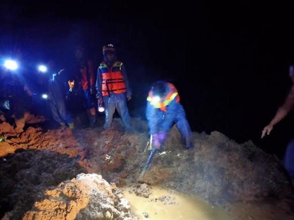 Terputus Karena Longsor, Sepeda Motor Ikut Tertimbun di Jalan Penghubung Dua Kecamatan