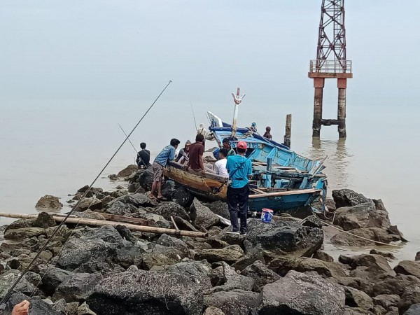 Pendangkalan Muara Tanjungsari Kian Parah, Empat Kapal Nelayan Kandas