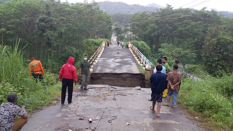 Jembatan Kali Gintung Putus, Jalan Jejeg-Batuagung Lumpuh Total