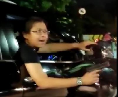 Usai Tabrak Perempuan, Pengemudi Fortuner Malah Beraksi Koboi Todongkan Pistol, Videonya Viral!