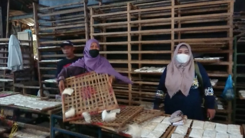 Protes Bansos Bikin Rugi, Pegadang Pasar Moga Pemalang Ramai-ramai Buang Tempe Jualannya