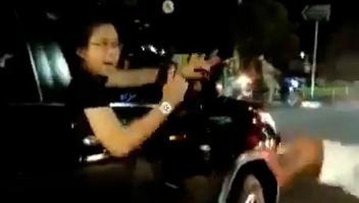 Acungkan Pistol usai Tabrak Sepeda Motor, Pengendara Fortuner Ditangkap saat Sembunyi di Parkiran Mal