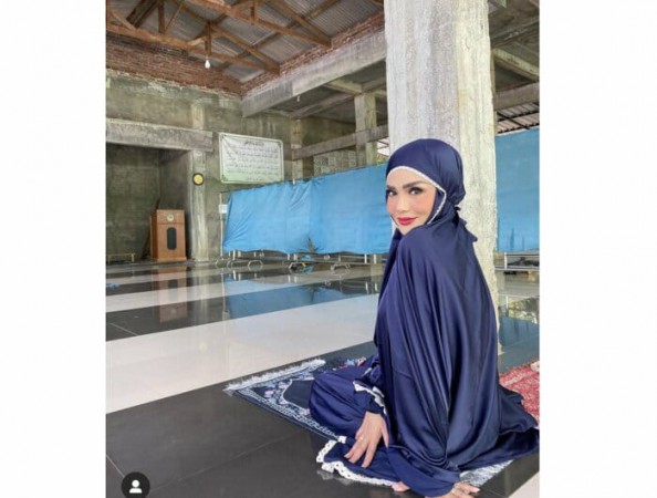 Pakai Make Up Tebal, Krisdayanti Pamer Salat Dhuhur di Malang, Gus Umar: Gak Wudhu Mbak?