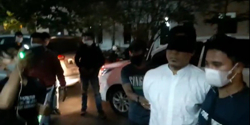 Mata Munarman Ditutup Kain Hitam dan Tangannya Diborgol saat Tiba di Polda Metro Jaya