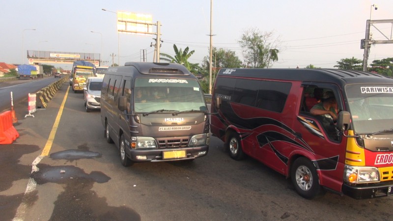 Menjelang Larangan Mudik, Gerbang Tol Pejagan Mulai Dipadati Pemudik