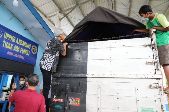 Pastikan Tidak Ada Penumpang, Ganjar Sampai Panjat Truk saat Cek Posko Ajibarang