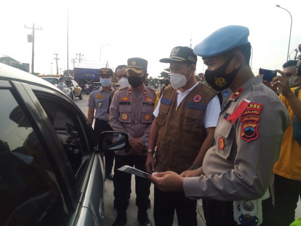 Bupati Ikut Cek Swab Antigen Para Pemudik di Exit Tol Gandulan Pemalang