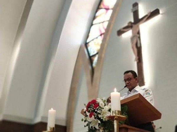 Posting Foto Anies Baswedan Sambutan di Gereja Berlatar Salib, Denny Siregar: Kalau Ini Gimana?