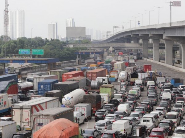 Penyekatan Mudik Bikin Tol Japek Macet, Polisi Biarkan Kendaraan Melintas Tanpa Dicek