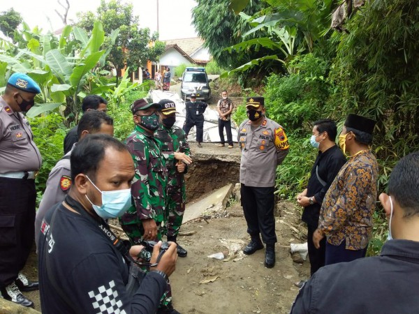 Usai Diterjang Banjir Bulan Februari, Jembatan Dermasuci Masih Terbengkalai