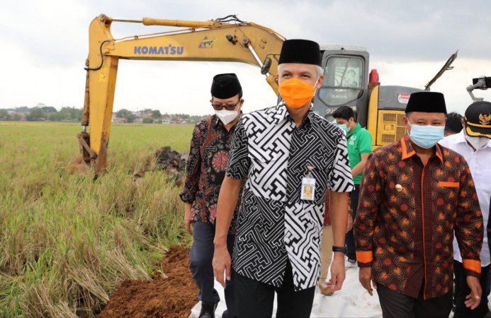 Resmikan Pembangunan Masjid Agung Purwokerto, Ganjar: Arsitekturnya Bagus Banget