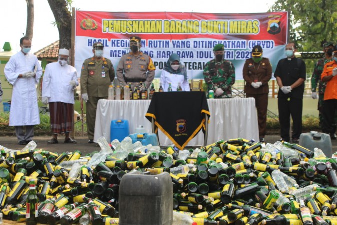 5.230 Botol Miras dan 420 Liter Tuak Hasil Razia Dimusnahkan