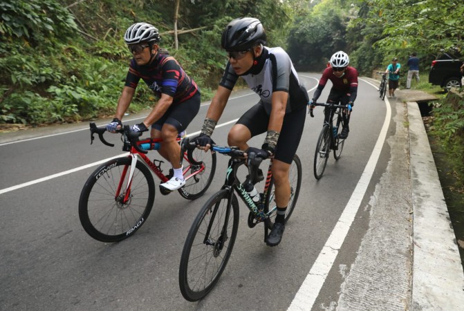 Jadi Peserta Kejutan Borobudur Duathlon, Ganjar Eksplor Rute Malioboro-Borobudur Bersama Isteri