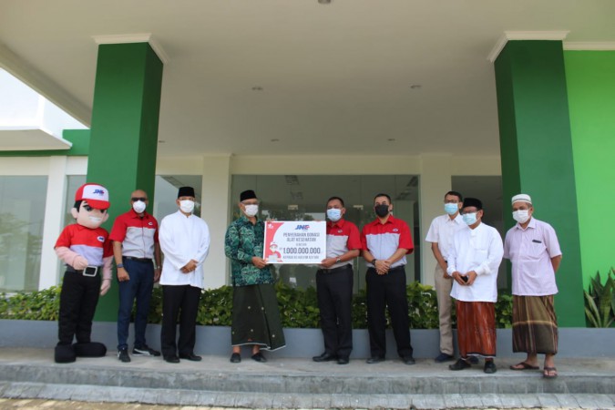 JNE Salurkan Donasi untuk Pembangunan Rumah Sakit Hasyim Asy'ari Untuk Alat Kesehatan