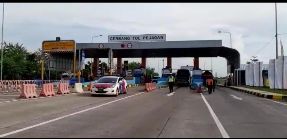 Larangan Mudik Diperketat, Volume Kendaraan di Tol Pejagan Pemalang Turun 60 Persen