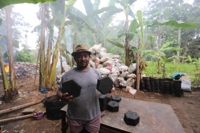 Kreatif, Warga Desa Ini Sulap Sampah Plastik Menjadi Paving Blok