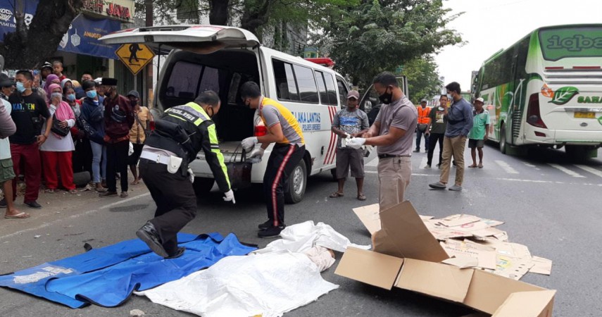 Baru Pulang Ngurus Akta Cerai, Seorang Pembonceng Tewas Terlindas Truk di Brebes