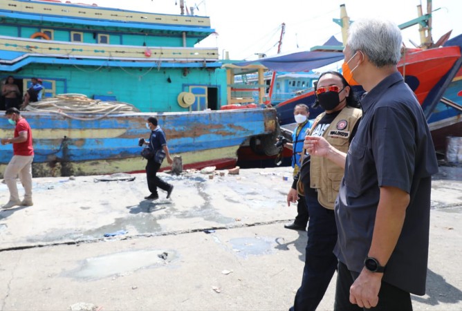 400 Kapal Nelayan Mendarat di Pelabuhan Tegal, Ganjar Cek dan Pastikan Tes Kesehatan: Jaga Jarak!
