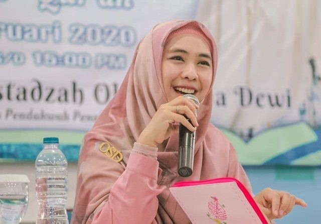 Bantah Jadi Istri Siri Uje, Oki Setiana Dewi: Jangan Menyebarkan Sesuatu yang Tidak Betul Ya