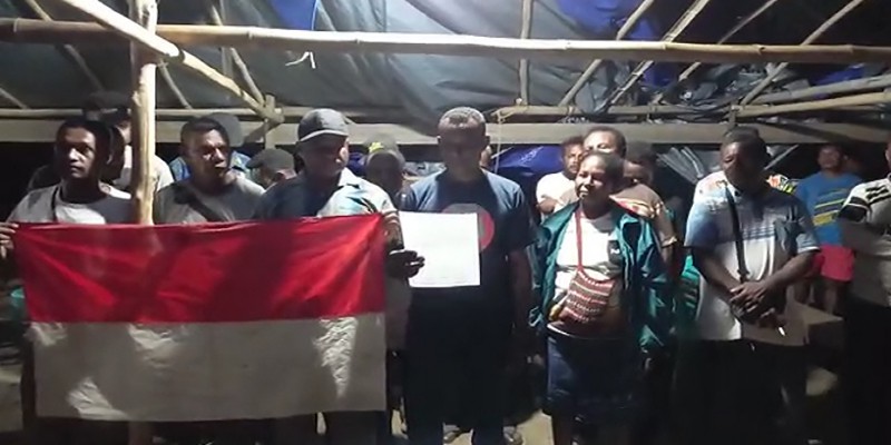 Petinggi OPM dan Gubernur Negara Republik Federal Papua Barat Beserta 17 Anggota Menyerahkan Diri