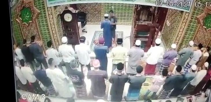 Sedang Imami Salat Subuh, Kepala Imam Masjid Dipegang lalu Ditampar Lelaki Tak Dikenal