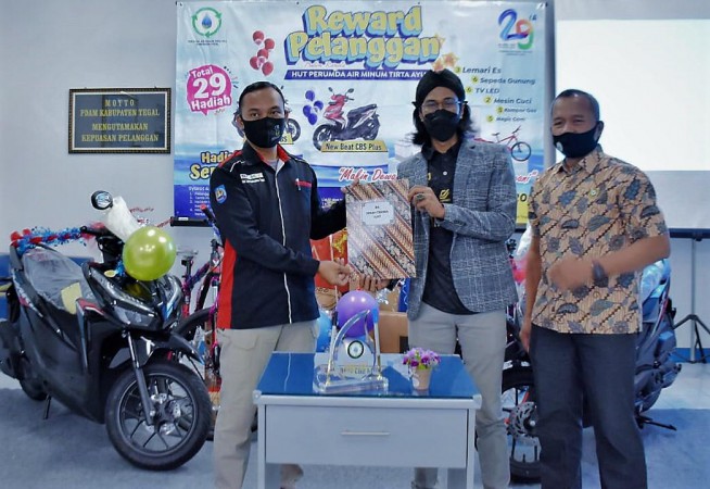 Harlah ke-29, Perumda Tirta Ayu Bagikan Dua Unit Sepeda Motor dan 500 Paket Sembako