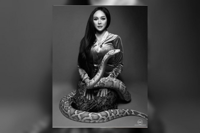 Aura Kasih Unggah Foto Pose Dengan Ular Netizen Cantiknya Kelewatan