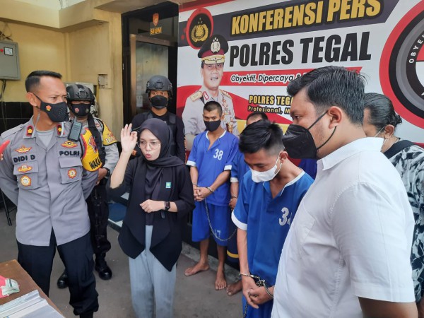 Kebanyakan Utang, Pegawai Indomaret Todong Kasir Alfamart Dua Kali