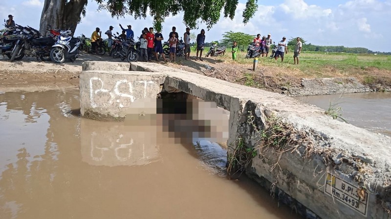 Mayat Misterius yang Sudah Mulai Rusak Bikin Geger, Ditemukan Warga Nyangkut di Pintu Air