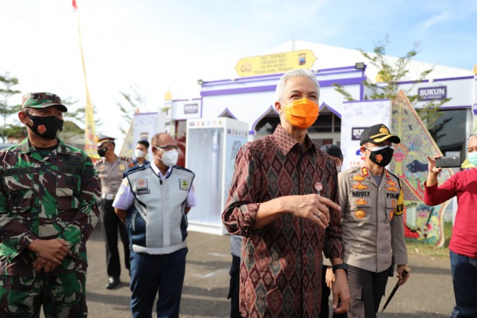 Menjelang Larangan Mudik, Gubernur Ganjar Tinjau Dua Pos Penyekatan di Brebes