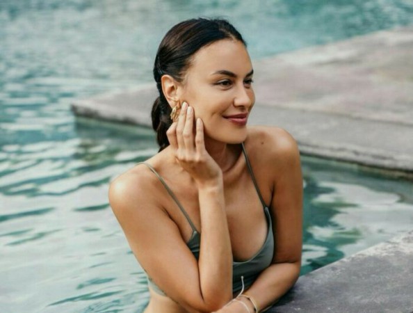 Pakai Bikini Seksi, Sophia Latjuba Tebar Pesona di Kolam Renang, Netizen: Our Immune Booster!