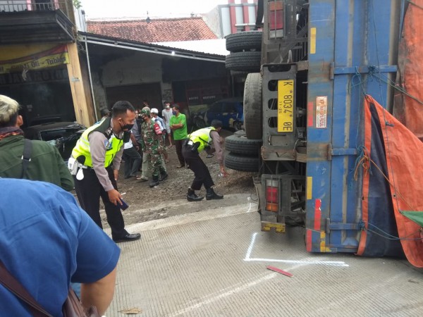 Seorang Tewas, Lima Lainnya Terluka, Begini Kronologis Tronton Tabrak Elf dan Bengkel Lalu Terguling