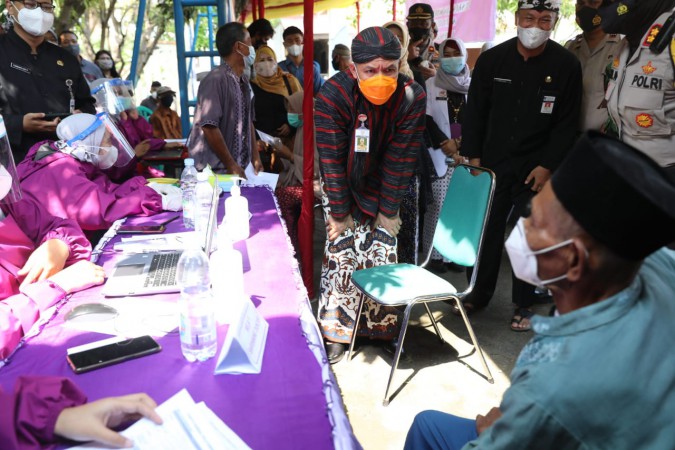 Pantau Vaksinasi Covid-19 di Kota Tegal, Ganjar Minta Stok Vaksin Dihabiskan