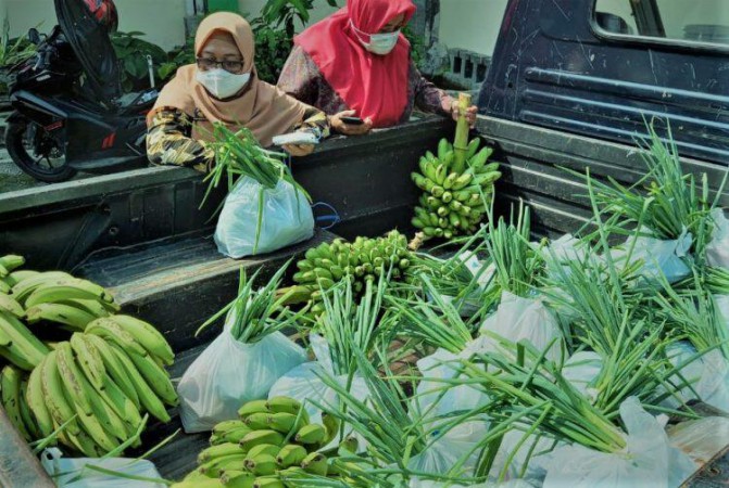 Guci Tutup, Pegawai Porapar Ikut Jualan Sayuran dan Manisan Milik Pedagang dari Obyek Wisata