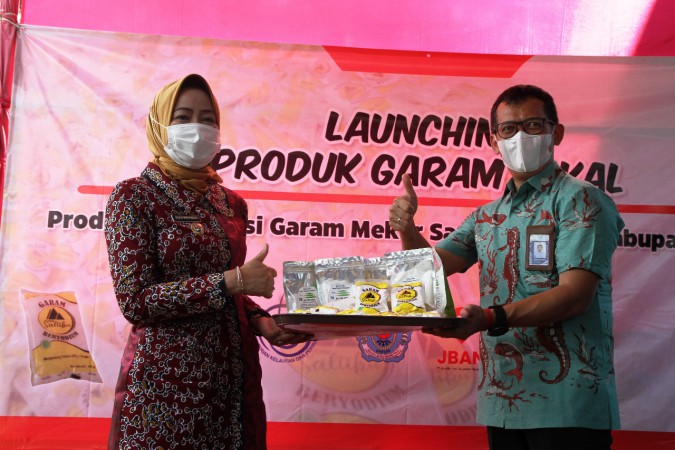 Tembus Pasar Nasional, Idza Minta Produksi Garam di Brebes Terus Ditingkatkan