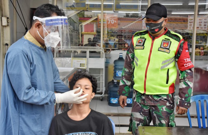 Ketatkan Razia Prokes, Tak Pakai Masker Langsung Diswab