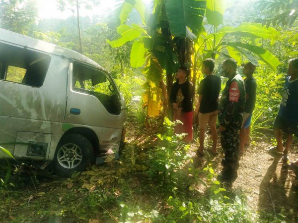 Travel Gelap Nyemplung ke Jurang Sedalam 50 Meter, Sopir Tewas Empat Penumpangnya Luka-luka